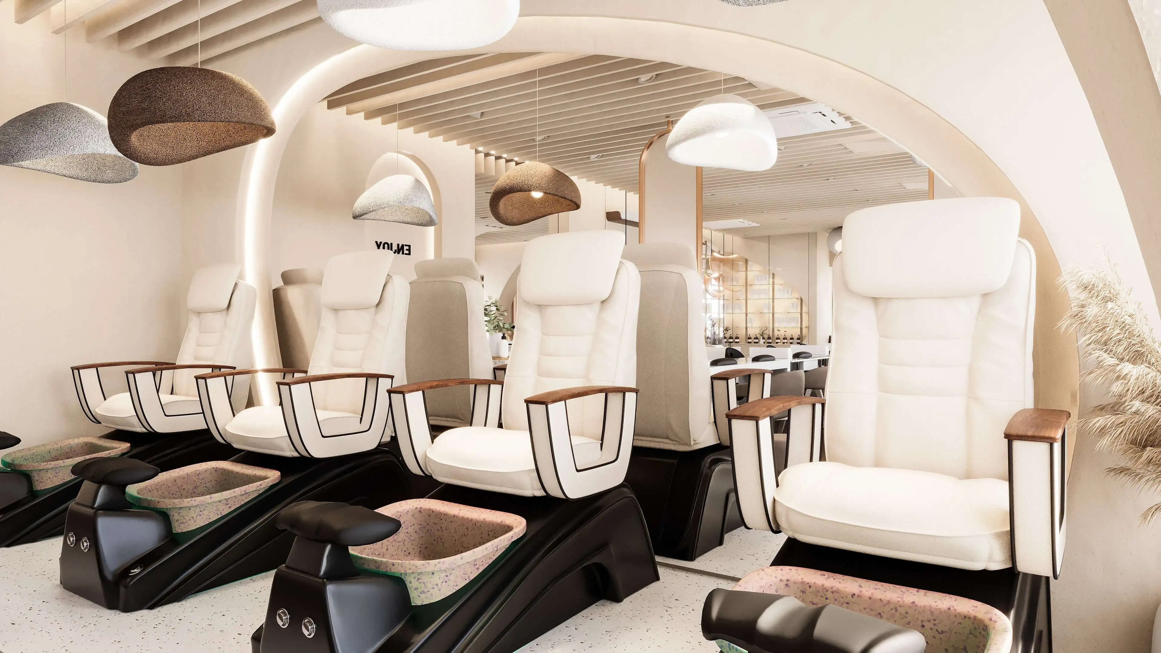 BM Interiordesign - Luxuriöse Pediküre-Stationen im Nailstudio mit bequemen weißen Sesseln und modernen Leuchten.